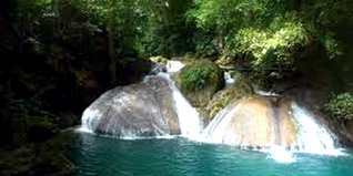 Ein Wasserfall in Thailand
